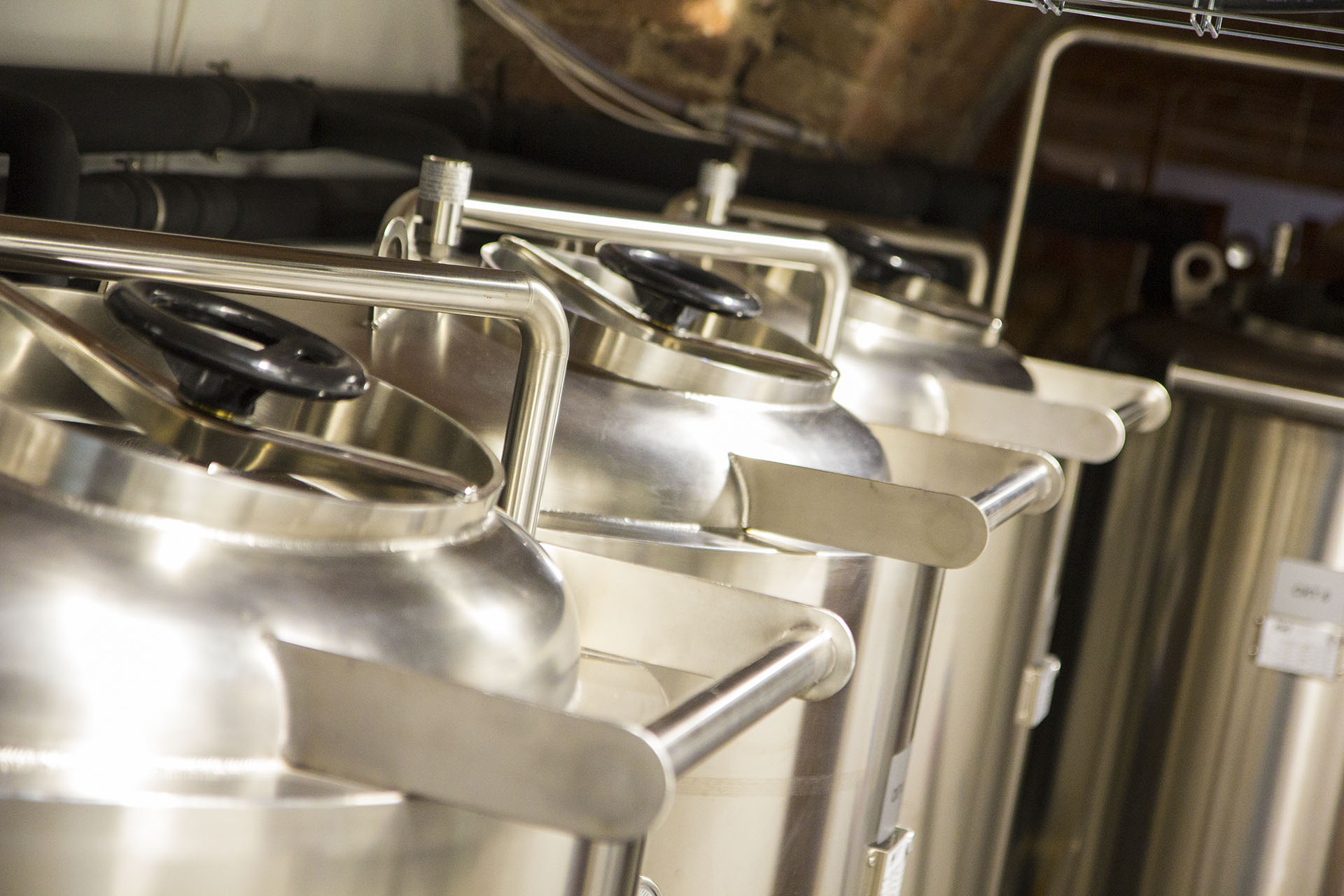 Salle de brassage avec équipements en acier inoxydable