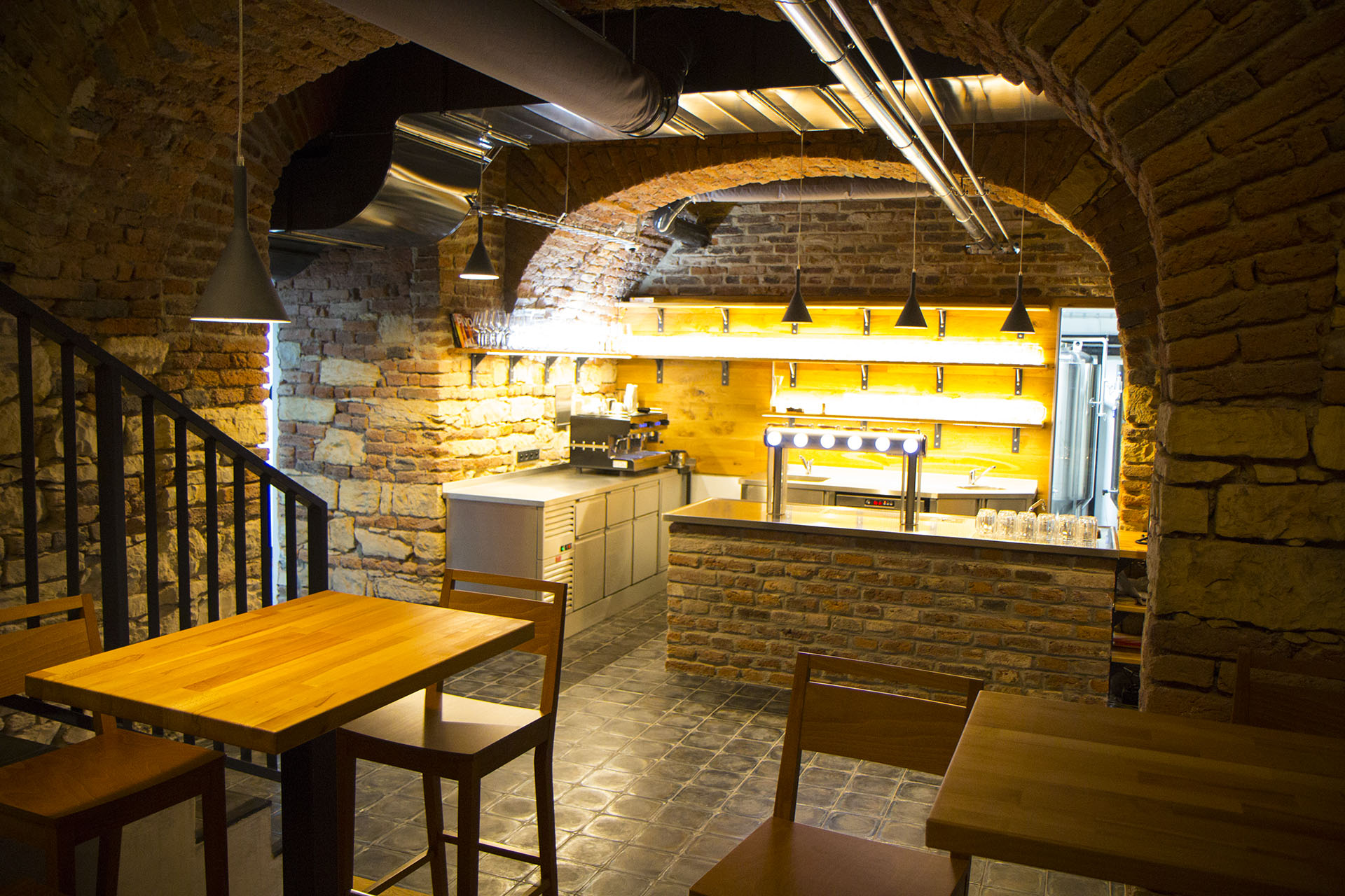 Restaurant avec places confortables et éclairage chaleureux