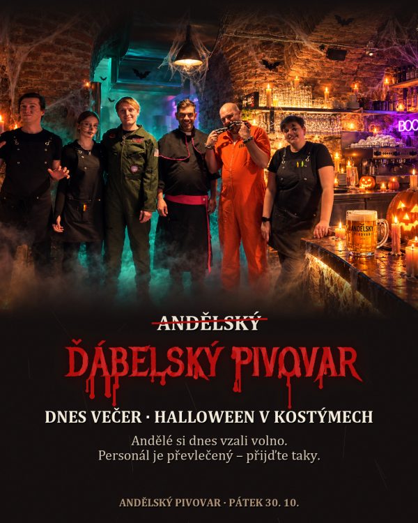 Stylizovaná halloweenská fotografie personálu Andělského pivovaru v kostýmech v cihlovém sklepě u baru, s mlhou, svíčkami, pavučinami, dýněmi a plným značkovým půllitrem. Přeškrtnuté slovo Andělský a červený kapající nápis Ďábelský pivovar. Dnes večer Halloween v kostýmech.