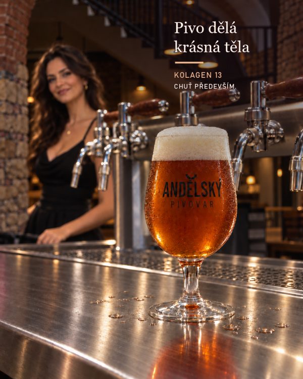 Kolagen 13 v původní vysoké stopkové sklenici na baru, v rozostřeném pozadí stojí schválená brunetka. Slogan Pivo dělá krásná těla. je interní pivovarský vtip.