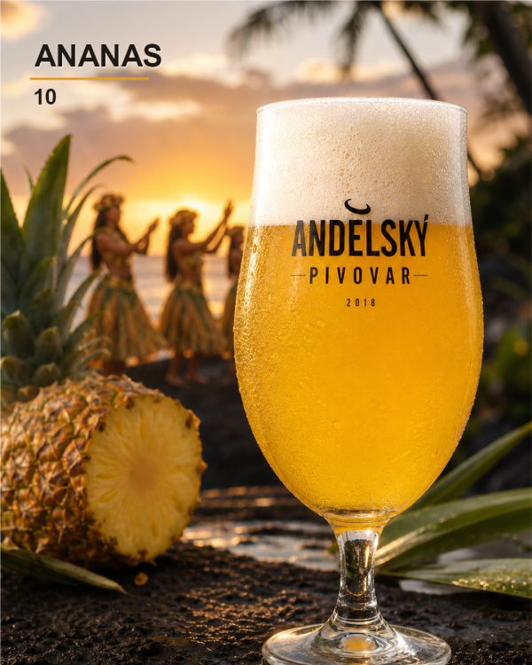 Sklenice Andělského pivovaru na stopce naplněná zlatavým pivem Ananas 10 stojí vedle rozkrojeného ananasu. V pozadí při tropickém západu slunce tančí hula tanečnice.