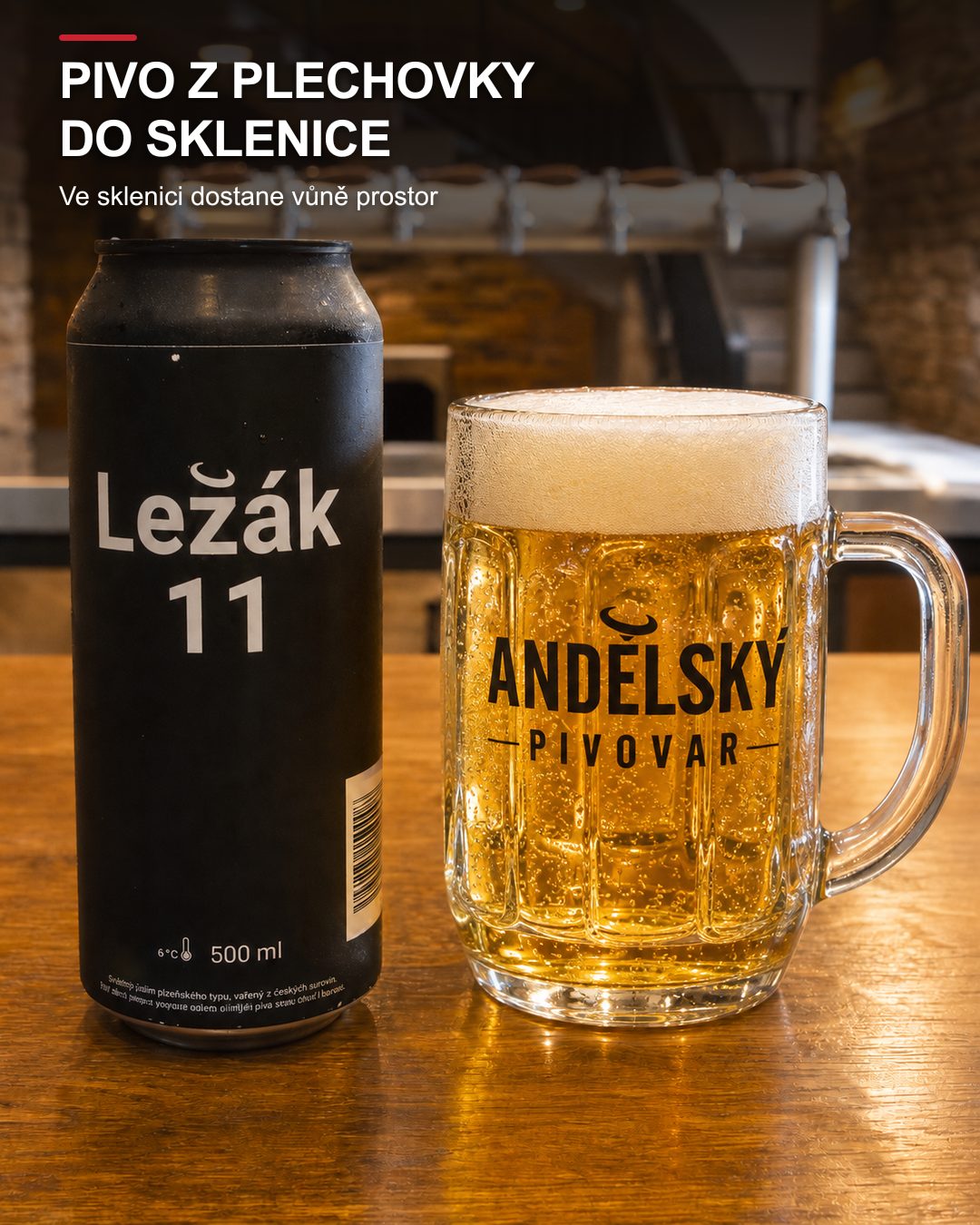 Černá plechovka Ležáku 11 stojí na dřevěném stole vedle výrazně fazetovaného půllitru Andělského pivovaru naplněného světlým pivem s pěnou.