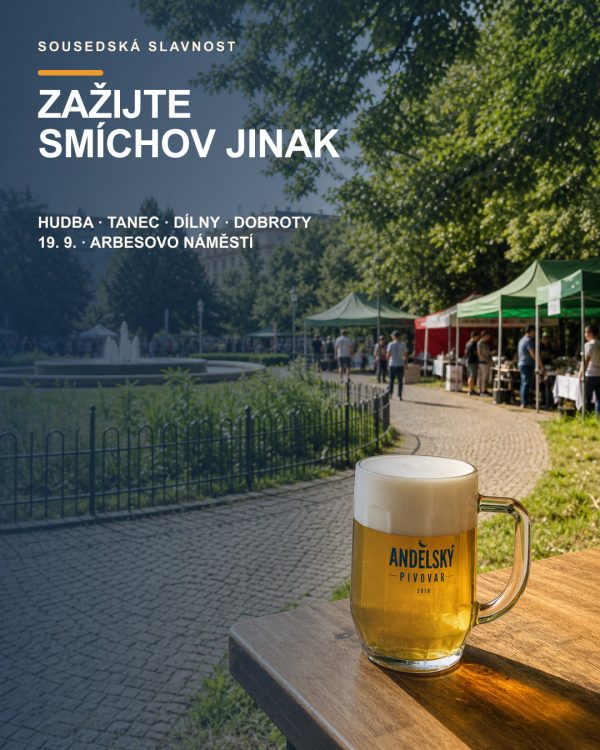 Fazetovaný půllitr Andělského pivovaru stojí v zeleném parku Arbesova náměstí; za ním je fontána, dlážděná cesta a stánky sousedské slavnosti.